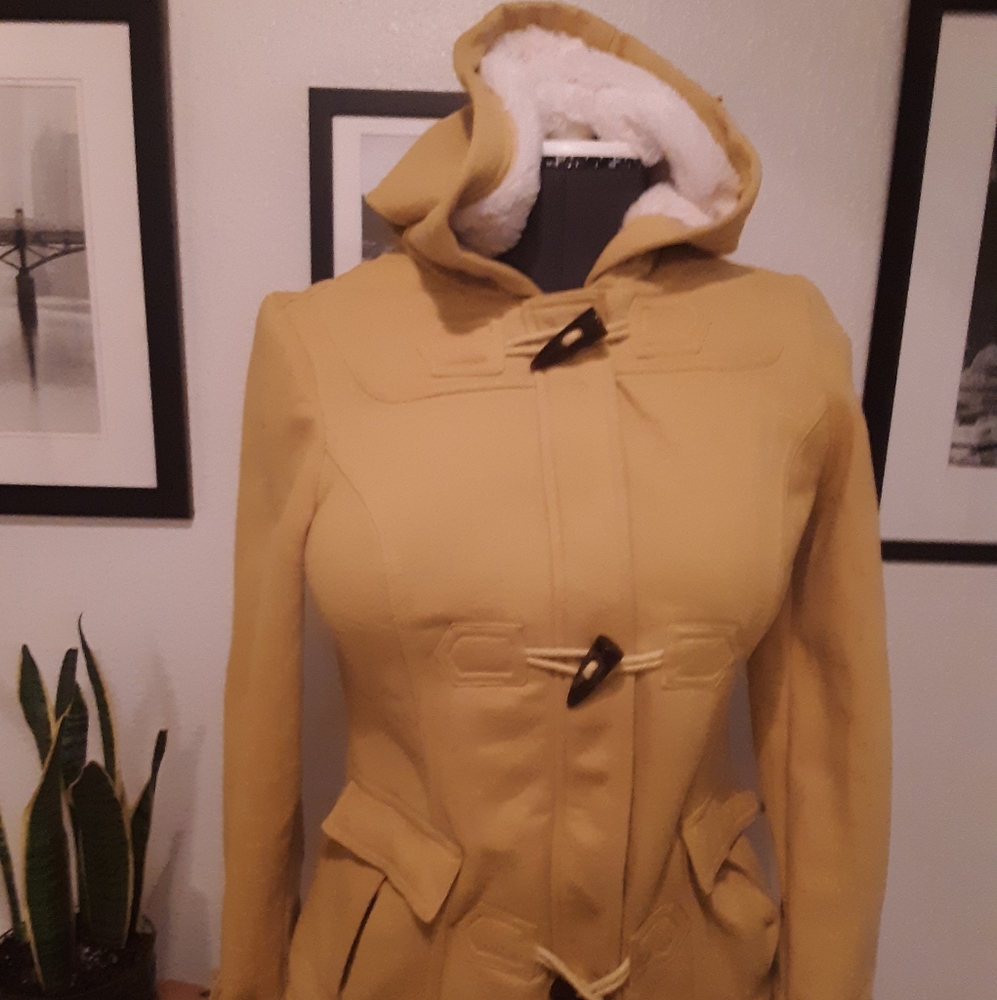 Basic edge Peacoat.